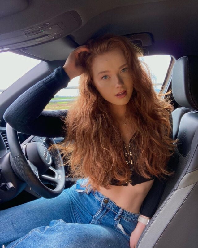Source: Instagram @phoebeisginger social media influencer