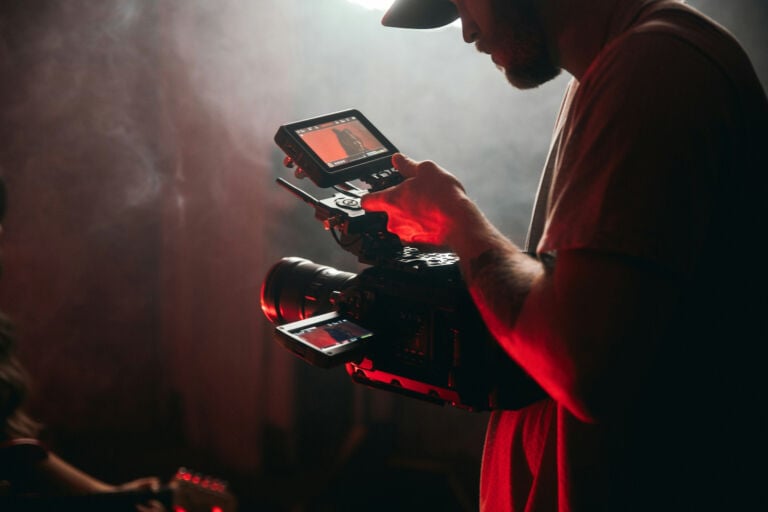 Play videos content and images